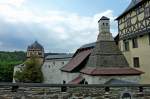 Schlo Burgk, das Schlo besitzt den grten Kchenkamin in Deutschland, im Hintergrund der Rote Turm, Mai 2012