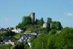 Bad Lobenstein, staatlich anerkanntes Moorheilbad in Thringen, der 35m hohe Bergfried ber der Stadt stammt von der um 1300 erbauten Burg Lobenstein, Mai 2012