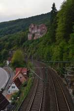 Zwingenburg in Zwingenberg am Neckar von der Fugngerbrcke ber die Kbs 705 am Abend des 22.10.2012