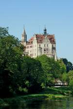 Sigmaringen, das Hohenzollernschlo auf einem Felsen 35m ber der Donau, beherbergt die grte private Waffensamlung in Europa, Aug.2012