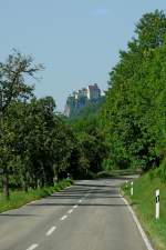 Blick zur Burg Werenwag hoch über dem Donautal, geht zurück auf die Zeit um 1100, heute im Privatbesitz, Aug.2012