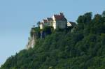 Burg Werenwag, Blick vom Donautal zur hochgelegenen Burg, erste Bauten stammen aus der Zeit um 1100, Aug.2012