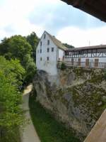 Burg Wildenstein, Blick von der Hauptburg auf den Ostturm der Vorburg und den inneren Burggraben, Aug.2013