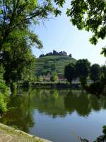 Staufen im Breisgau, Blick ber den Stadtsee zur Burgruine, Aug.2013