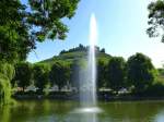 Staufen im Breisgau, der Stadtsee mit der Fontne und der Burgruine, Aug.2013