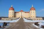 Blick auf das Schloss Moritzburg bei schönstem Winterwetter.