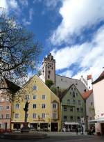 Fssen, Brunnen an der Ritterstrae und Hohes Schlo mit Uhrturm, April 2014