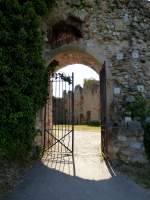 Staufen, der Eingang zur vorbildlich sanierten Burgruine, Juni 2014