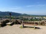 Staufen, der Platz vor der Burgruine bietet einen groartigen Blick bers Markgrflerland, Juni 2014