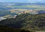 Drachenfels mit Burgruine und Gaststtte (320 m ber NN) vom hheren lberg (460 m ber NN) gesehen - 26.06.2014