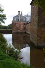 Schloss Eicks, N/W-Seite, mit Turmspiegelung im Wassergraben - 27.08.2014