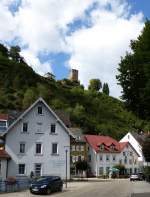 Hornberg, Blick von der Hauptstrae zur Burgruine, bekannt durch das  Hornberger Schieen , Aug.2014