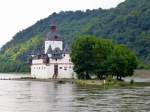 Kaub, die Zollburg Pfalzgrafenstein von 1326 steht mitten im Rhein und gehrt wohl zu den meistfotografierten Objekten in Deutschland, Sept.2014