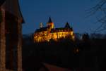 Schloss Wernigerode erstrahlt in abendlicher Beleuchtung.