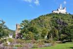 Braubach am Rhein, Kriegerdenkmal und die Marksburg auf dem Berg - 17.09.2014