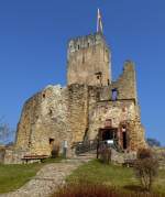 Burgruine Rtteln, der Zugang zur Kernburg mit dem Torturm, dem sogenannten Giller, Mrz 2015