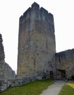 Burgruine Rtteln, der Torturm, auch Giller genannt, schtzte den einzigen Zugang zur Kernburg, Mrz 2015