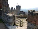 Burgruine Rtteln, Blick vom Fue des Bergfrieds zum Burghof mit Torturm (Giller), Mrz 2015