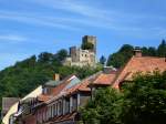 Waldkirch, Blick ber die Dcher der Stadt zur Ruine Kastelburg, Juli 2014