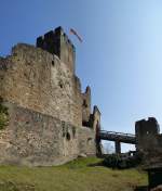 Lrrach, Burgruine Rtteln, der bergang von der Vorburg zur Kernburg, hier befand sich frher eine Zugbrcke, Mrz 2015