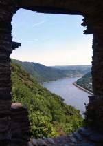 Blick aus der Ruine Liebenstein ins Rheintal bis nach Kestert.