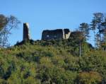 Ruine Schneeburg, auf 516m Hhe am Schnberg bei Freiburg, Ansicht von Sden aus Richtung Ebringen, Okt.2014