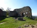 Ruine Schneeburg, Innenhof mit Brunnen, Okt.2014 