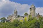 Stolz thront Burg Altena ber dem gleichnamigen Ort an der Lenne.