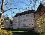 Kirchhofen, das ehemalige Wasserschlo von 1500, von den ehemals vier Ecktrmen sind noch drei erhalten, Nov.2015