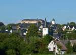 Schlo Hachenburg (Westerwald-Kreis), im Vordergrund die Pfarrkirche  Altstadt-Hachenburg  - 29.08.2015