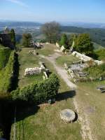 Kssaburg, von der 634m hoch gelegenen Burgruine hat man einen groartigen Rundblick, hier auf den Burginnenhof, in der Ferne Bad Zurzach auf der schweizer Rheinseite, Sept.2015