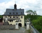 Burgk, das Torhaus des Schloes von der Hofseite, Mai 2012