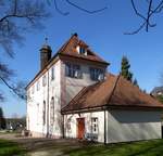 Heiligenzell, das Schlo, Blick auf die Sdseite mit der integrierten Kapelle, Mrz 2017