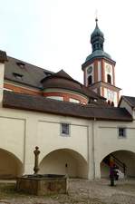 Tiengen, Blick in den Schlohof, dahinter die kath.Pfarrkirche, Sept.2015