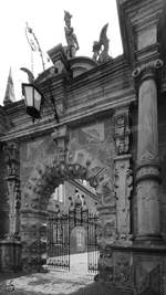 Das am Marktplatz gelegene Eingangsportal zum Hof des Schlosses Bckeburg.