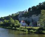 Mhlacker, Blick von der Brcke ber die Enz fluabwrts, rechts oben auf der Felswand die Ruine der Burg Lffelstelz im Stadtteil Drrmenz, Aug.2017