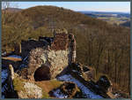 Blick vom Bergfried der Burgruine Hohnstein Richtung Osten zum Kyffhäuser.