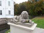 Schloss Ahrensburg am 18.10.2018: Lwen an der Zugangsbrcke zum Schloss