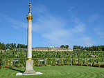 Die dem Bade entstiegene Venus von Medici auf einer Sule, im Rcken die Weinbergterassen und das Schloss im Park Sanssouci.