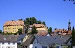 Mahlberg, das hochgelegene Schlo, 1630 vom Markgrafen von Baden erbaut, heute im Privatbesitz, rechts der Turm der Schlokirche, Juni 2019