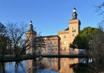 Schlo Gracht in Erftstadt-Liblar, Sd-Westseite mit Sonnenspiegelung im Fenster - 19.12.2019