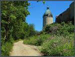 Der Bergfried  Dicker Wilhelm  der Neuenburg wurde ab 1150 als Wohn- und Wehrturm errichtet.