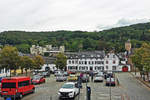 Bad Mnstereifel - Klosterplatz, im Hintergrund die Burg Mnstereifel 19.07.2020