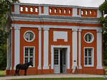 Der Barock-Pavillon befindet sich Nationalen Naturmonument Ivenacker Eichen.