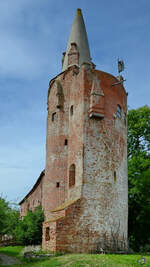 Der Turm der ab 1231 entstandenen Niederungsburg Klempenow.