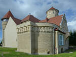 Das Schloss Stolpe war wegen feuchtigkeitsbedingten Bauschden vom Verfall bedroht und wurde nach der Wende saniert.