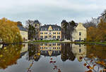 Burg Flamersheim (Euskirchen-Fla) mit Spiegelung im Teich - 20.11.2021