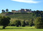 Emmendingen, die Ruine der Hochburg, Ansicht von Osten, sie steht in knapp 350m Hhe nahe der Stadt Emmendingen, ist die zweitgrte Burganlage in BaW, Entstehungszeit um 1127,