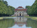 Blick ber den Mittelkanal zum Schloss Lustheim, welches sich am stlichen Rand des Schlossparkes in Oberschleiheim befindet.