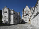 Der Innenhof des Schlosses Neuschwanstein, links die Kemenate, der Palas in der Mitte, rechts das Ritterhaus.